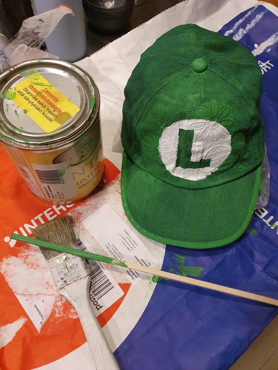 Maria_Leinonen's tweet photo. Olemme täten todistanut, että  @uulacolor kaluste- ja sisäpohjamaalit soveltuvat mainiosti myös lippiksen tuunaamiseen, kun muistat illalla, että lapsen #Halloween-juhla on jo huomenna, ja olet luvannut hälle #Luigi-asun.
#hyvätuli #ikuinenremppa #kuvalupa https://t.co/BxEM79Dqug