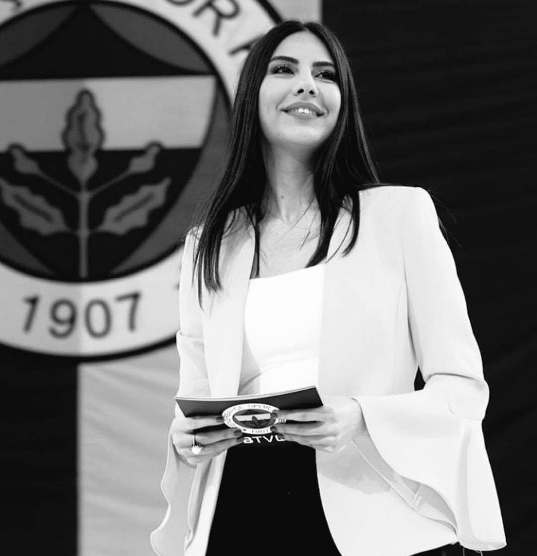 Bir süredir kanser tedavisi gören Fenerbahçe TV sunucusu Dilay Kemer, 32 yaşında hayatını kaybetti.

😞♾