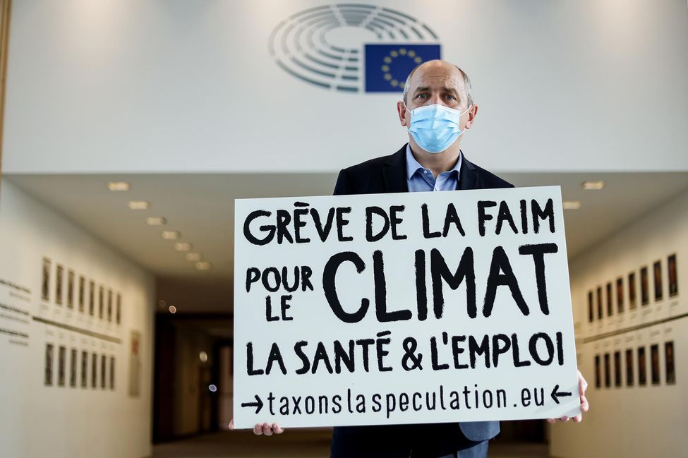 libe's tweet photo. Pierre Larrouturou, en grève de la faim : «Macron ne veut pas que l’UE taxe les spéculations» https://t.co/5rhP7EscqP https://t.co/SwsdGxj1Id