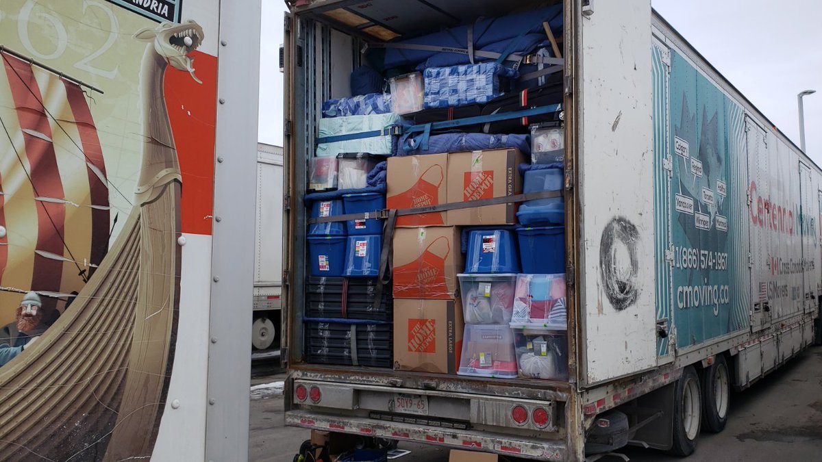 High five to #centennialmoving movers, great job packing and loading!

#canada #centennialmoving #movingcanada #storagesolutions #torontomovers #budgetmoving #crosscountrymoving #moversontario #packingtips #longhaul #longdistance #movingday #relocation #storage #warehouse