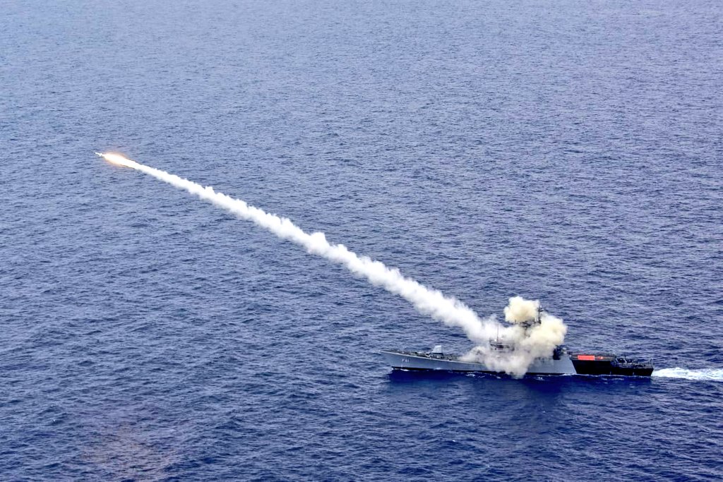 Aghori_Hu's tweet photo. #AShM fired by #IndianNavy's Guided Missile Corvette #INSKora hits the target at max range with precise accuracy in #BayofBengal.
Target ship severely damaged &amp; in flames.
#IndianNavy #MissionDeployed &amp; #CombatReady.
#StrikeFirst #StrikeHard #StrikeSure
#हरकामदेशकेनाम https://t.co/IcnoNFGEvT