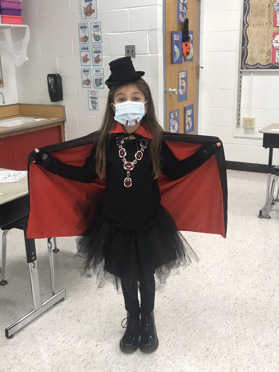 MissRacanelli's tweet photo. Happy Halloween!! https://t.co/sTVFp9c2wd