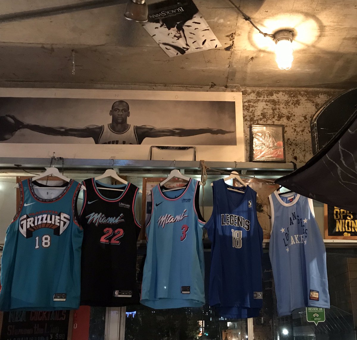 hojaluna's tweet photo. 👀👀
#NBAフライデー
#basketballcafe #balltongue
#NBA #NBAwear #GrindCity
#HeatTwitter DallasLegens
#LakeShow #tokyoeastside https://t.co/JcuTgBAs7H