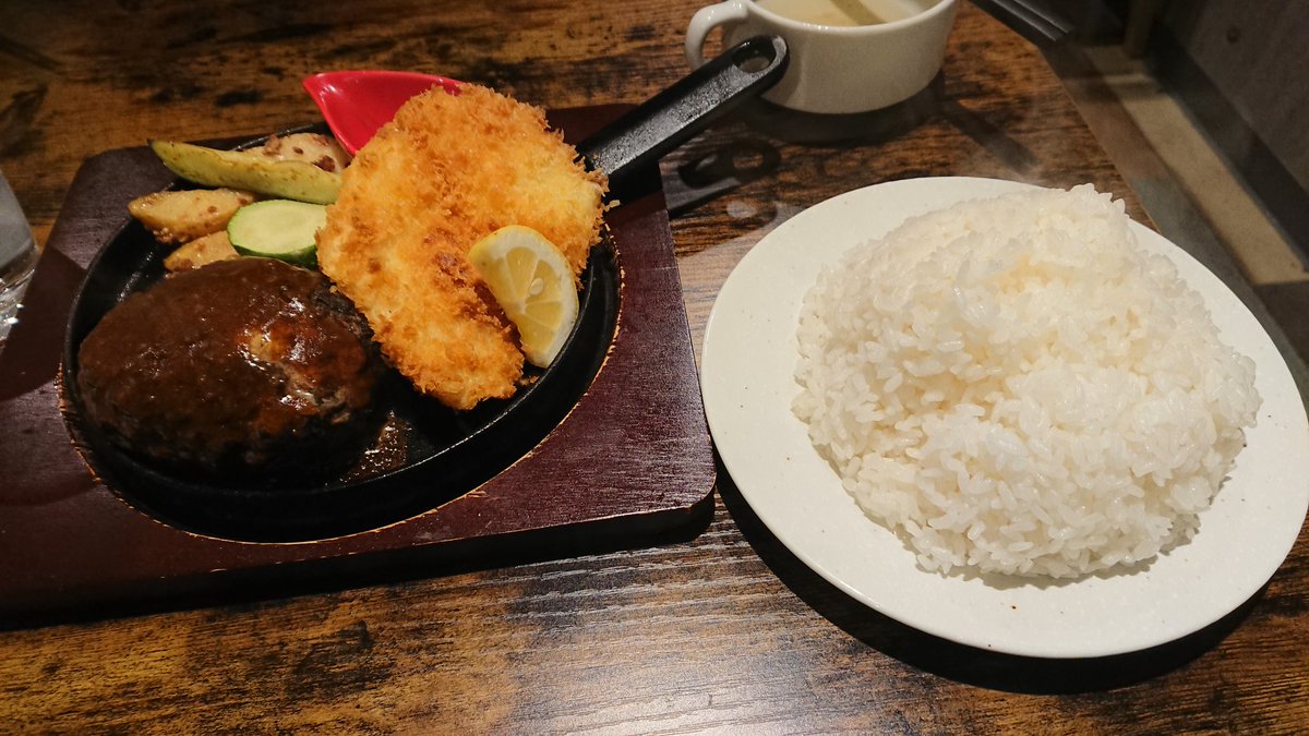 SYakisovam's tweet photo. #KITCHENEAT
#キッチンイート
知人に勧められて初Kitchen
オススメのハンバーグと白身フライのセレクトプレートで無料のライス大盛
ﾎﾞﾘｭｰﾑ大満足
ハンバーグ白身フライ両方( ﾟДﾟ)ｳﾏｰ超満足 https://t.co/UkPMEIpm6r