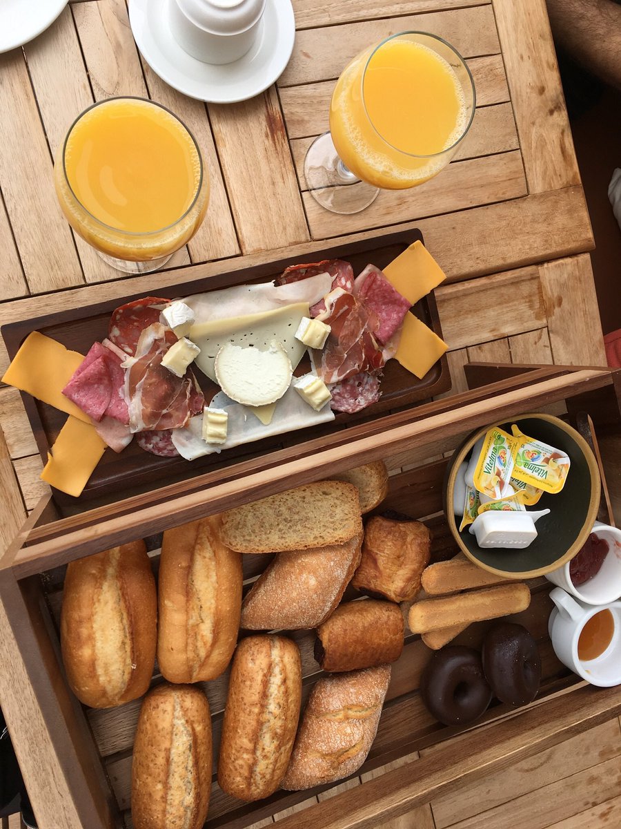 UnBuchito's tweet photo. Desayuno en el hotel Dwo Nopal by Checkin en el Puerto de la Cruz. Vistas geniales, aunque estaba nublado. Sin nubes se vería el Teide. El desayuno está muy bien de precio y bastante surtido. La atención buena. El lugar es bonito. Hacen cheque regalo del brunch 🎁
#recomendado https://t.co/sBveXm4Sx2
