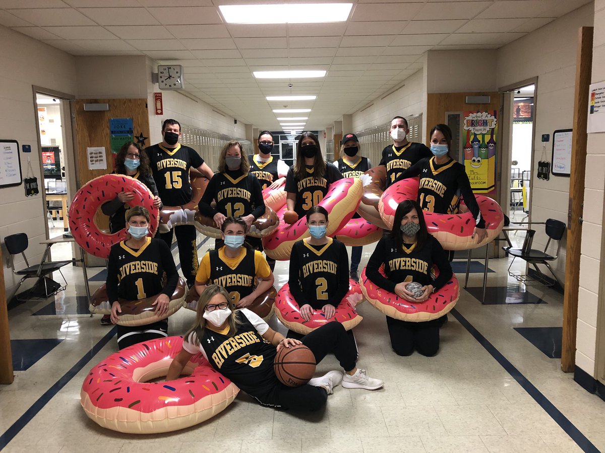 mslongriverview's tweet photo. It’s a baker’s dozen Dunkin’ donut sixth grade Halloween day!! https://t.co/9y7ix9hyCP