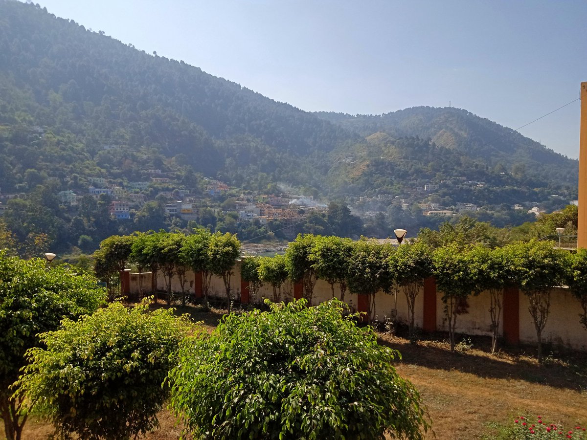 [] We had lunch at Srinagar which is ~110 KM away from Rishikesh & ~37 KM away from Devprayag. It is home to two central universities : NIT Srinagar & HNB Garhwal University.