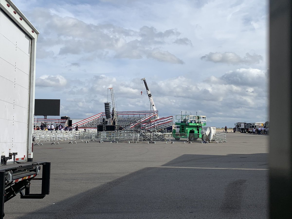 Someone from the campaign tells me - she’s quite exited and hurries on after talking briefly to me - that the rally has been cancelled due to hurricane Zeta. The stands i the airport remains empty. Crap!