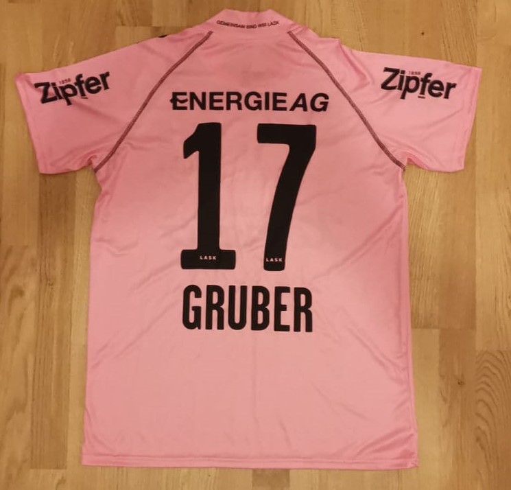 OtherBundesliga's tweet image. 🚨KIT GIVEAWAY🚨

Own a part of a famous #UEL night in Lisbon!

Win Andreas Gruber's shirt from LASK's 4-1 victory over Sporting by following both @OtherBundesliga &amp;amp; @LASK_Official and retweeting this post! 🖤⚽

We'll announce the winner on Friday 6th November. Good luck! #LASK