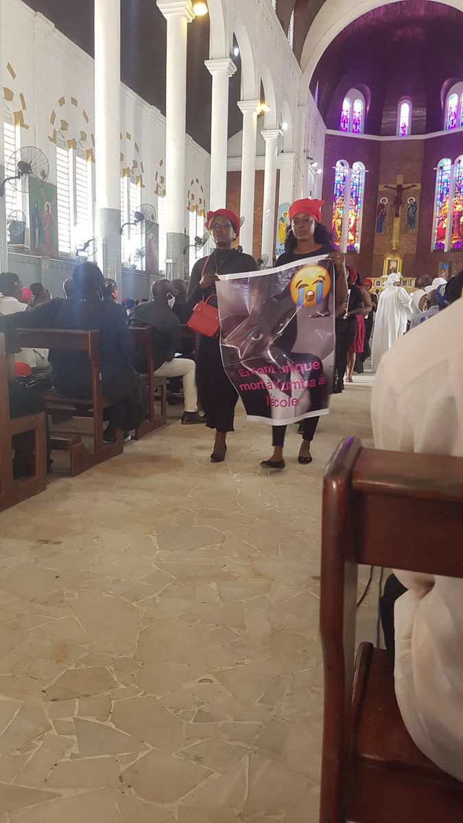 ALaiNbAgO's tweet photo. Une procession a été menée au sein de la chapelle par un groupe de dames avec des affiches aux portraits des enfants décédés.
#KumbaMassacre
#FridayInBlack
#EndAnglophoneCrisis https://t.co/Zqmgb7rbgI
