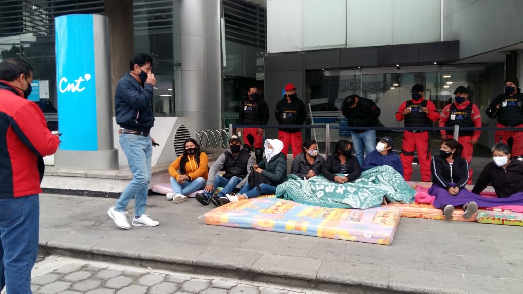 atraslym's tweet photo. @ATENCIÓN | Nuestros compañeros de la tercera edad se mantienen firmes desde anoche esperando a que nos escuchen aunque su salud se ve afectada por el frío de la intemperie. ¿Qué espera @CNT_EC para cumplir disposición de @SERCOPec? #ProcesosTransparentes #CNTNecesitasmosTrabajar https://t.co/R2YHxm9oZ0