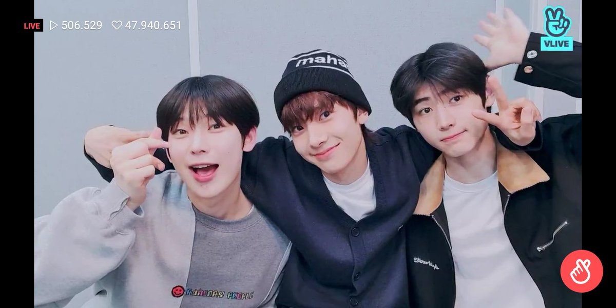reecetaee's tweet photo. Duh"...gemoynya adek Bangtan ini,foto pas vlive...pen ku karungin trus tak bawa pulang😭pliss moms ku ingin dia😭💜 #Enghypen #SUNOO_ENHYPEN #ENHYPEN_SUNGHOON #ENHYPEN_HEESEUNG https://t.co/5E46EyIhQa