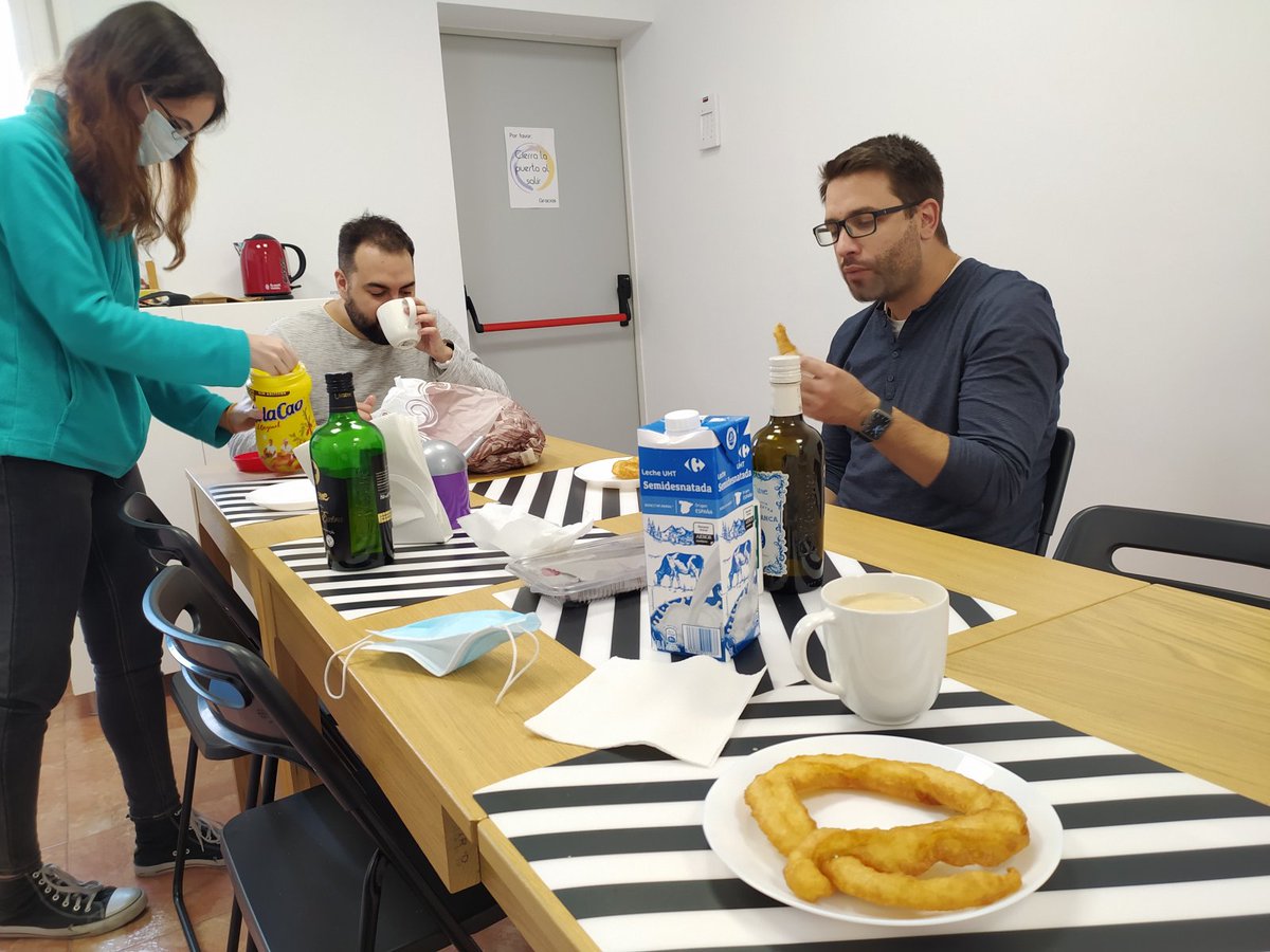 ElCirculoCF's tweet image. Por fin es viernes, y además de puente. Para empezar con energía el día, hoy toca desayunar con churros, que no todo va a ser palmeras :-)
¿Te apuntas? elcirculocoworking.com
#coworkingMalaga #porFinViernes #espacioCompartido #oficinaCompartida