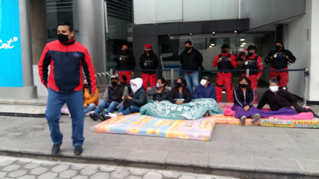 atraslym's tweet photo. #URGENTE || ATRASLYM: "No nos movermos hasta que las autoridades nos escuchen" "¡@CNT_EC escúchanos!" 

@pichinchauniver
 
@TiempoRealEC
 
@BlogDeEcuador
 
@DiarioExtraEc
 
@Expresoec
 
@eluniversocom
 
@UNQuito
 
@lenin
 
@caanmichelena
 
@elcomerciocom
 
@RADIOAMERICAEC https://t.co/kWrjl2HHuR