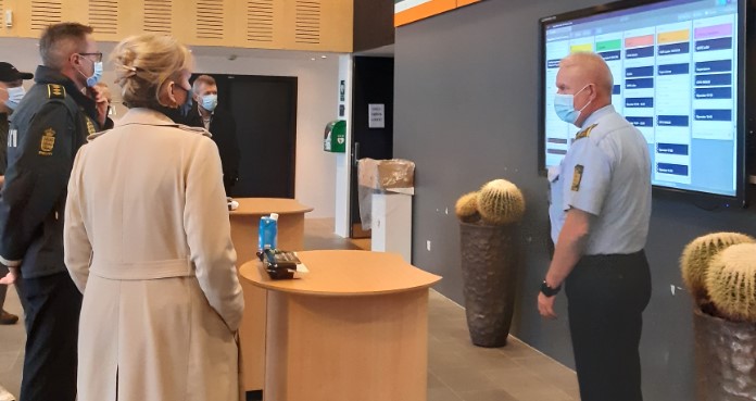 Smitteopsporingen skal kunne håndtere op til 3000 nysmittede om dagen. "Alene i dag møder der 350 medarbejdere ind her. Det er en stor og vigtig opgave som Rigspolitiet bistår med", sagde rigspolitichefen, der i dag var i Jonstrup sammen med <a href="/STPS_DK/">Styrelsen for Patientsikkerhed</a> #covid19dk