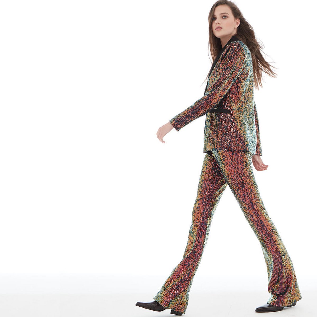 FerranteAmedeo's tweet photo. Sei una donna di nuova generazione, che ama coccolarsi e valorizzarsi con outfit dalla personalità forte che ti fanno l'assoluta protagonista della scena.

#ferrante #madeinitaly #totallook #friday #shine #woman #womanstyle #collection #fallwinter #fashion #brand #boutique #trend https://t.co/8CmHN3jjNe