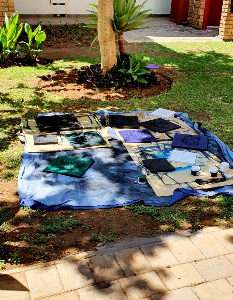 gmc_stringart1's tweet photo. Art under the sun🌞  preparing for the weekend 📌🔨
📍Chameleon Village African Market 🦁🦄🐎🐅
Stock available and taking orders 
📲 0678211496
#exhibition #artsouthafrica #stringartist #artists #ArtLovers #artistsontwitter #art #artoftheday #positivethinking #Positiveattitude https://t.co/m6bLWjCv2U