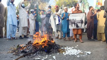 Protestas contra Francia enfrente de la embajada francesa de Islamabad, Pakistán.
