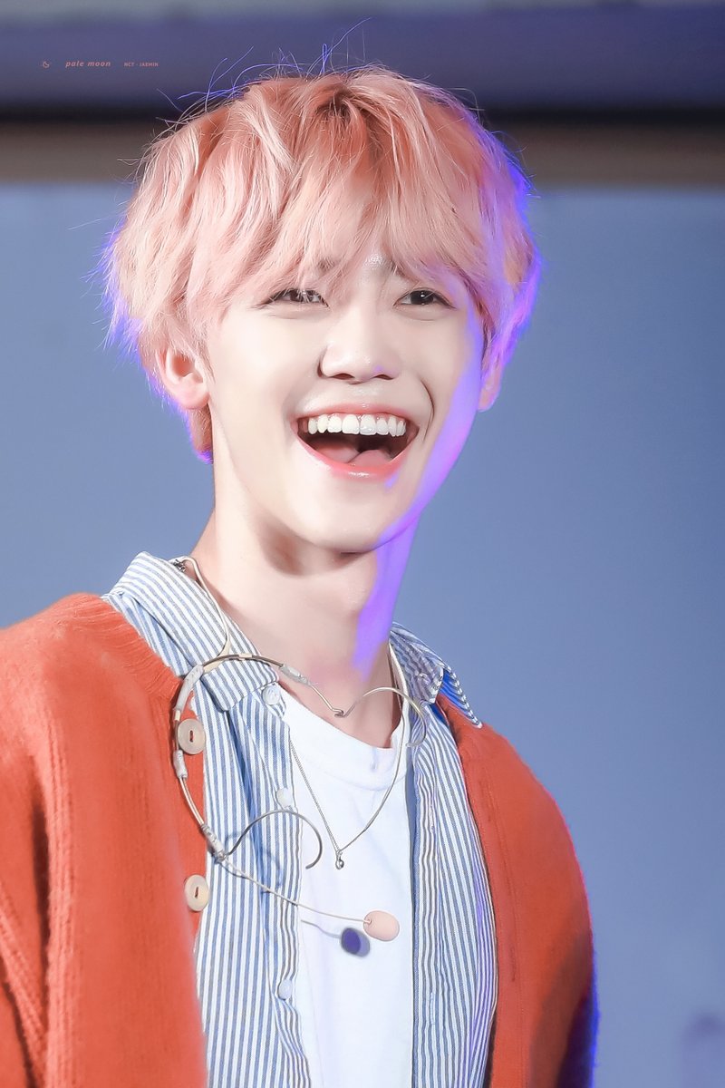 when jaemin smiles so big and shows this many teeth >>> 100/10 can rival the sun I am blinded I CANT SEE anything else but his teeth and how cute they are !!