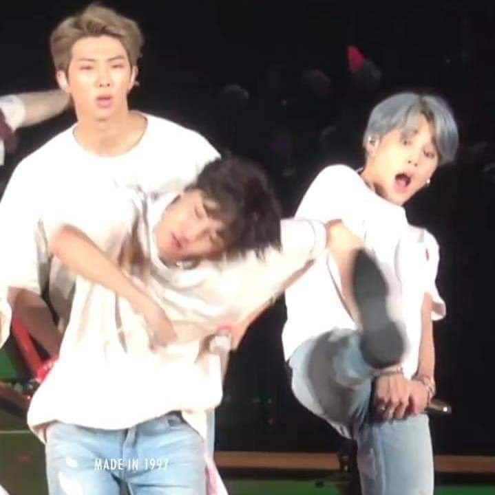 YUNKI_309_'s tweet photo. 아 근데 진짜 이건 볼때마다 귀여워서 웃음 터짐ㅋㄱㅋㄱㅋㅋㅋㄱㅋㄱㅋㄱㅋㅋㅋㅋㅋㅋㅋㅋㄱㅋㄱㅋㄱㅋㄱㅋ호석이가 맞아서 너무 놀란 콩알남주니 https://t.co/mmhsYtXPO8