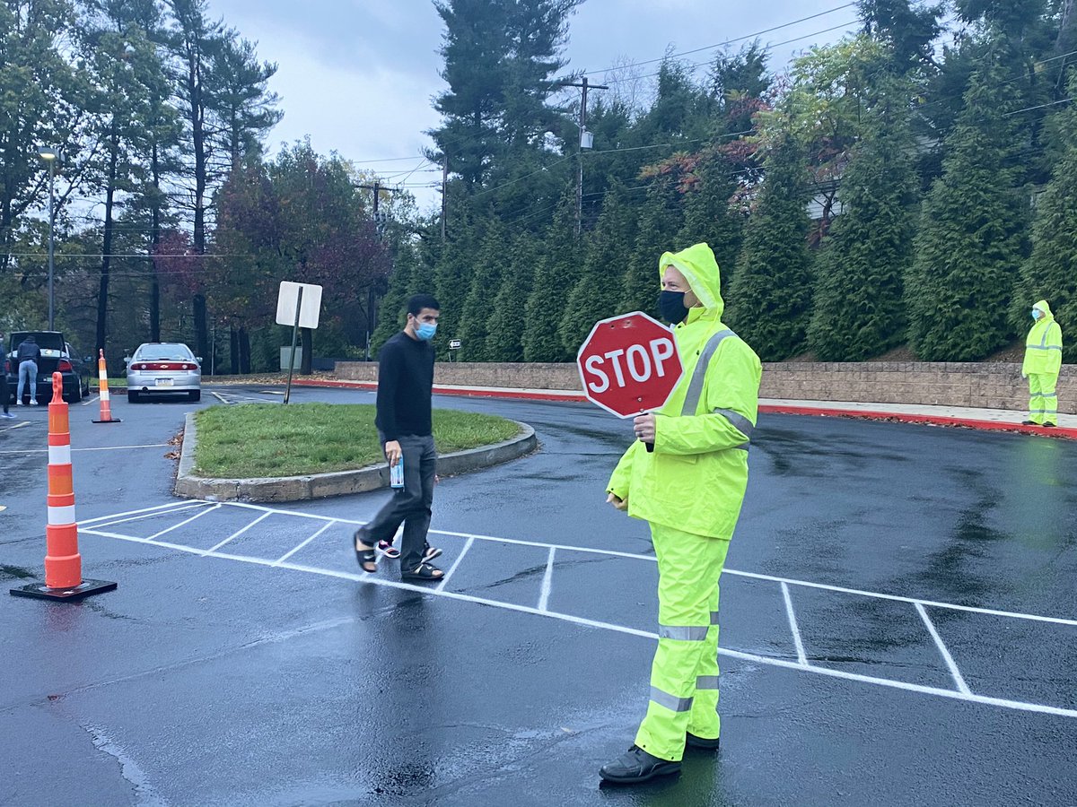 harrisburgacad's tweet image. Rain 🌧 or shine ☀️ our morning safety monitors are keeping our community safe! We appreciate our safety team! #LearnSafely