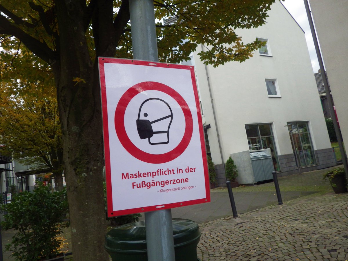 4/n The notice that was new to me. Seems a tiny bit exaggerated to me, but it's not a broad pedestrian lane, and has several shops either side. "Maskenpflicht in der Fußgängerzone" = "Masks compulsory in the pedestrian zone" (not the sidewalk, just this lane zone)