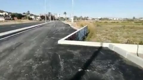 RoberReform's tweet image. Esta obra maestra de la ingeniería de caminos se ha convertido esta semana en viral, y yo no podía dejar de compartirla 🤣

Esta carretera estaba en Cartagena y sí... por el bien de los conductores, ya la han arreglado 🛣️

#Vayachapuza #AccidenteSeguro