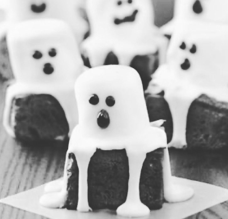 staffscater's tweet photo. Boooo👻

These GHOSTLY brownies are great fun to makes with the kids. 

Brownies - marshmallows - icing. #HalloweenAtHome #everydayis #NationalChocolateDay #homemade #Foodie #homemade https://t.co/NxzE9GrHPl