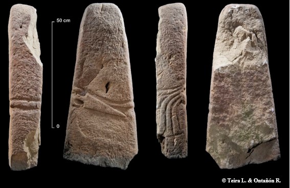 The stone, with six faces, has an anthropomorph profile. On the front face, was engraved a triangular sword dagger with the “pomo lunato” hilt on the left. Also, it has a ribbon surrounding the figure which is attached to the knife. The stone also presents modern alterations.