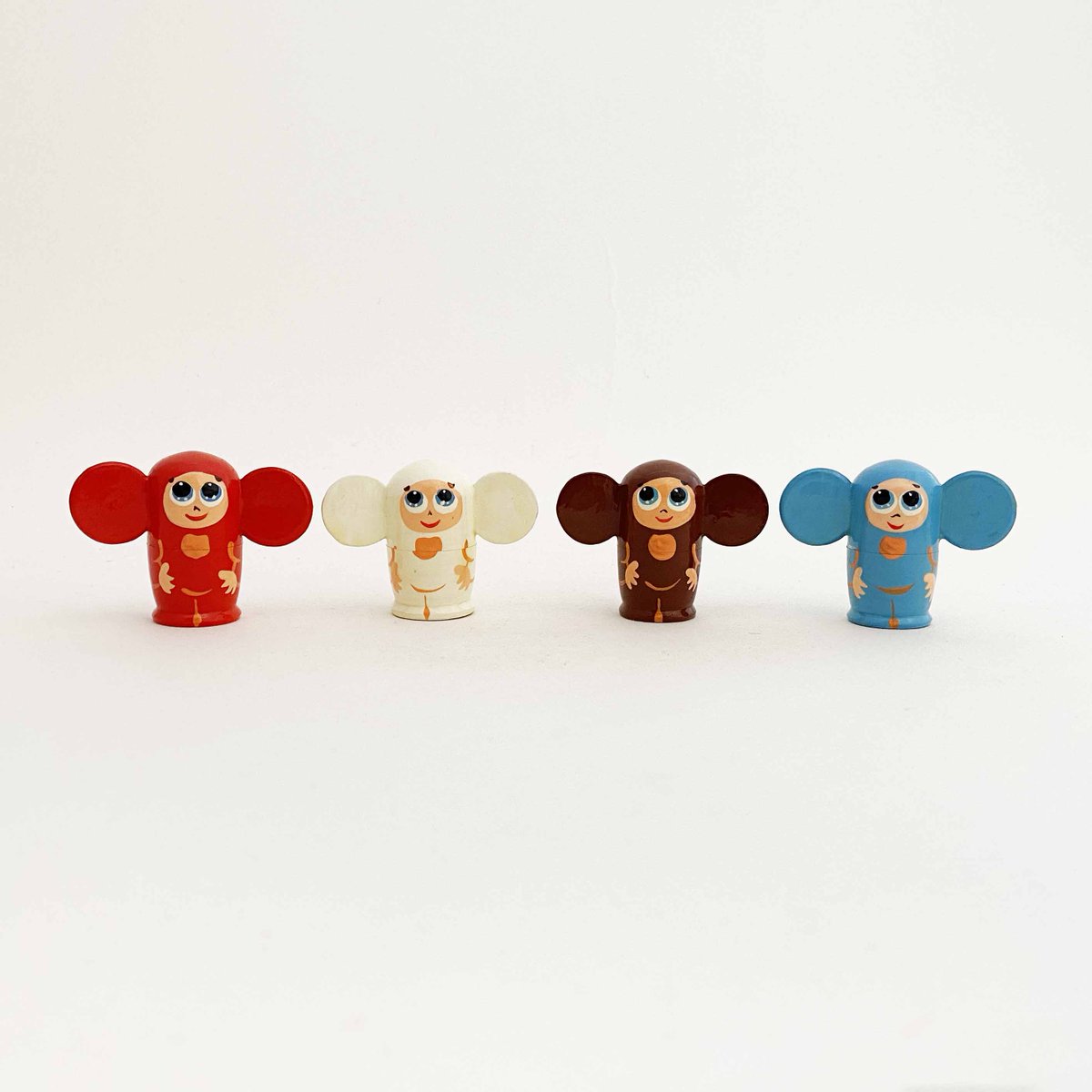 コケーシカ鎌倉 Twitterren 身長5cmの小さなチェブラーシカ に 登場人物が4人入っているマトリョーシカ です 定番の茶色の他 赤 白 水色があります 1966年ウスペンスキー作 ワニのゲーニャ に登場したチェブは 1969年カチャーノフによる人形アニメによって実物