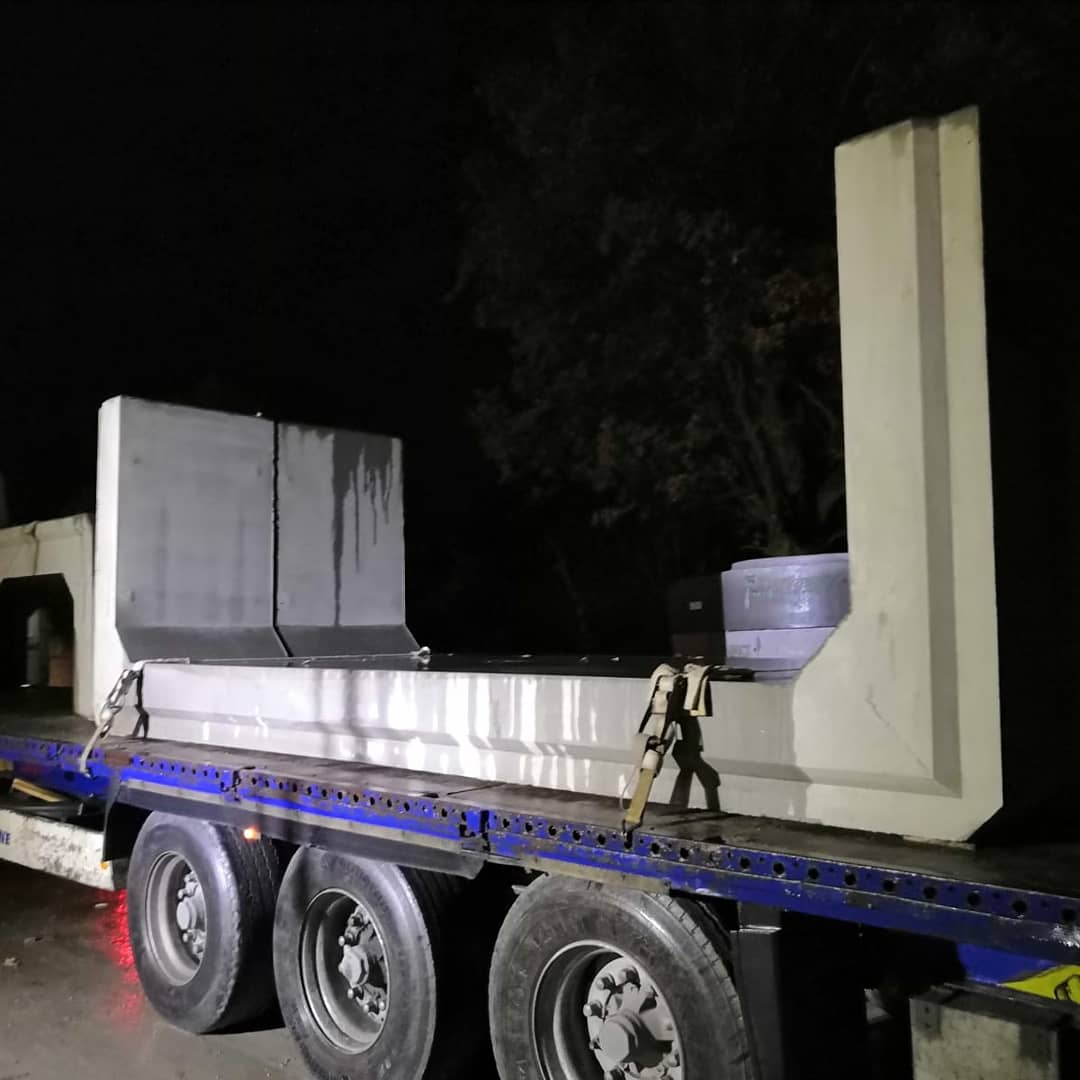 SienkiewiczMat's tweet photo. Załadunek przepustów skrzynkowych dwudzielnych 4500x1500x1000 na budowę Autostrady A1 odc. C Radomsko również nocą
💪😎
Zapraszamy do składania zapytań ofertowych😀
#SienkiewiczMatBud #prefabrykaty #precast #beton #concrete #construction #drogownictwo  #przepustskrzynkowy https://t.co/TJHtjSLTLK