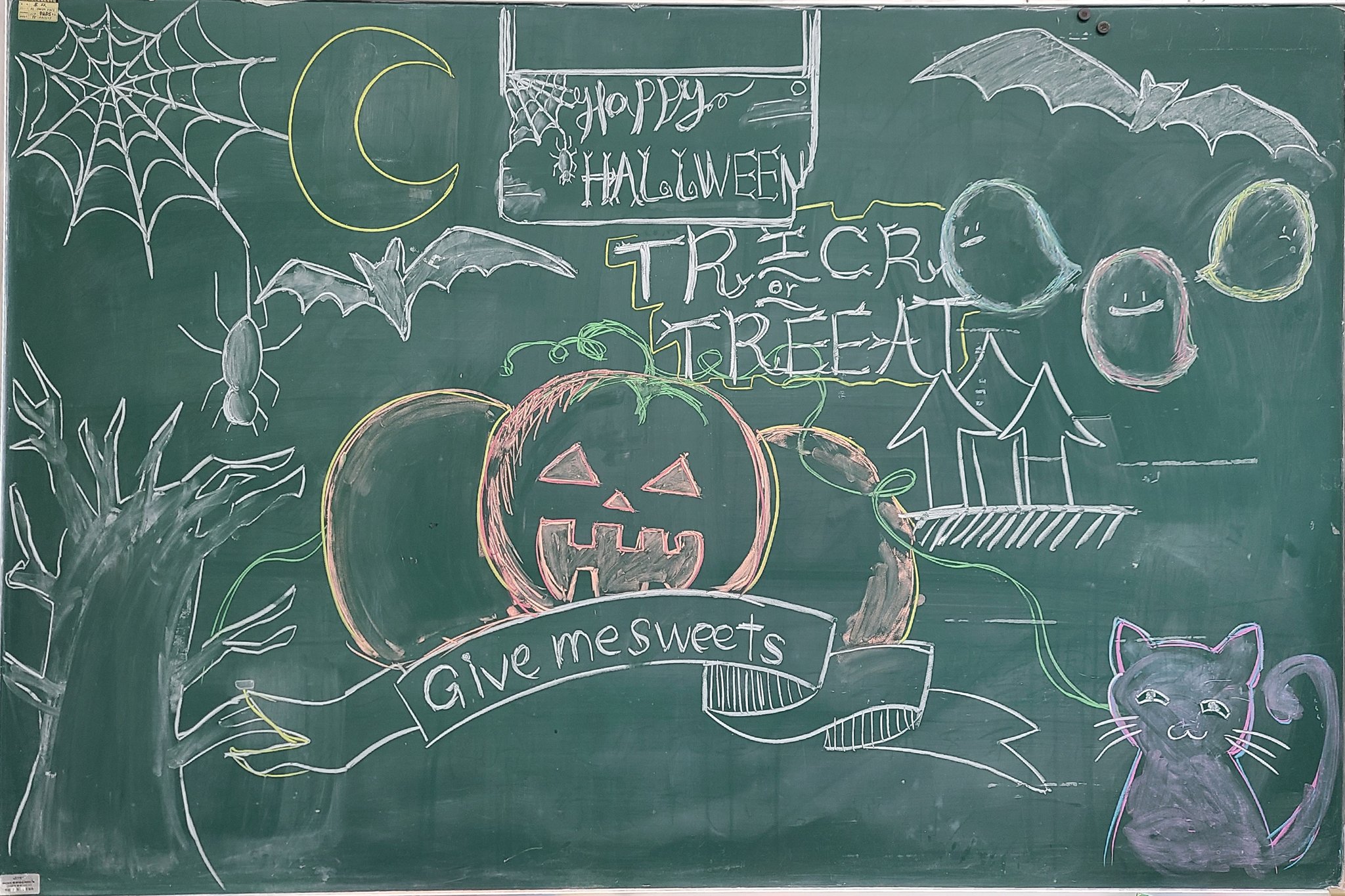 春美ｼﾞｬﾝ 黒板アート描きましたー オバケは友達が描きました ハロウィンは土曜日なのですが その前夜祭 との事で 教室の後ろの黒板に描いてみました ヾ ﾉ T Co Zri1egani6 Twitter