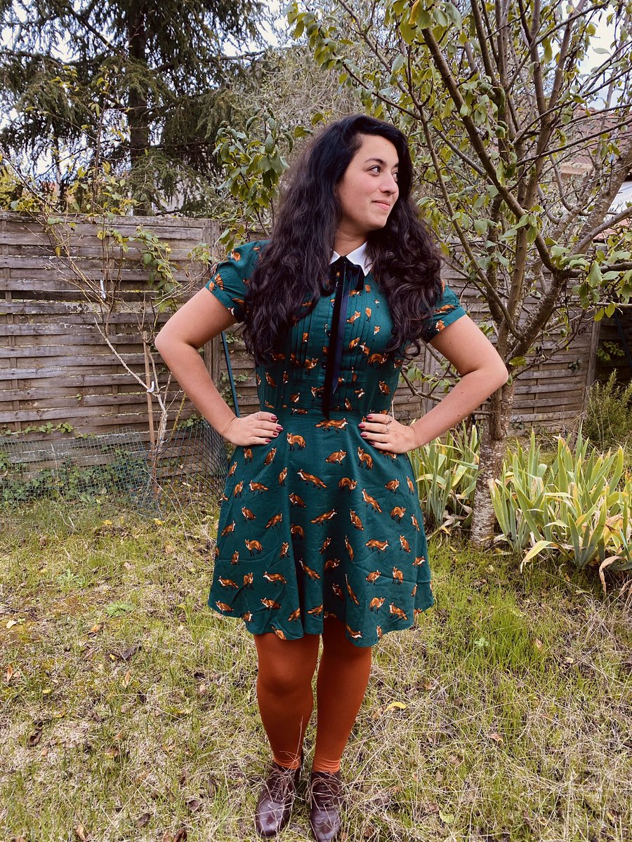 Day 30 of 31 of my « a dress a day keeps the blues away  » : Vixey (Green) dress  by  @HellBunny !