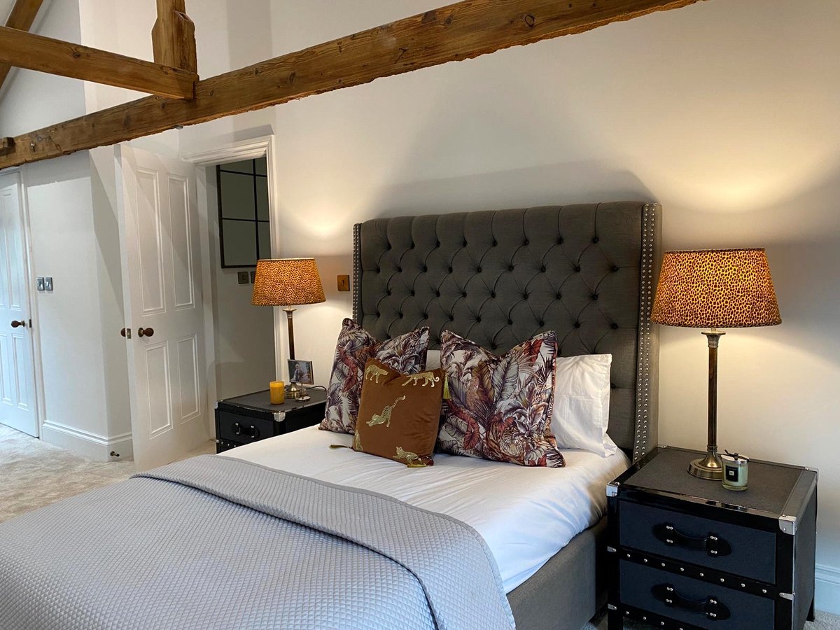 IMinteriors's tweet photo. A palette of rich rust and soft greys throughout this converted mill. Exposed wood beams throughout adding character to the interiors. 

#Showhomes #Showhomeinteriors #Showhomedesign #Exposedbeams #Interiors #Interiordesign #Interiordecor #Rustinterior #Design https://t.co/aTUzBMnFzk