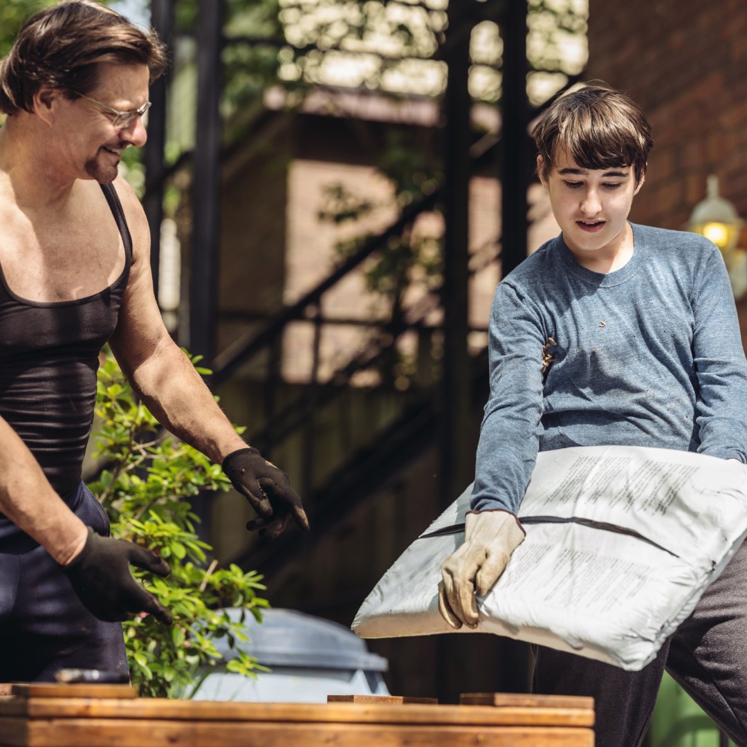 Bas helpt Gijs… gewoon door samen met zijn vader bij Gijs in de tuin te helpen.

En dat is precies wat we graag doen. Anderen helpen, juist nu. 

HipHelpt… zodat niemand alleen hoeft te staan. 

#HipHelpt #nietalleen #vrijwilligerswerk #buurtgenoten #nederland #helpen