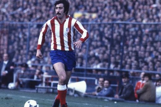 EduardoDeAtleti's tweet photo. La indumentaria del Atlético de Madrid, es:
.- Camiseta con rayas rojiblancas verticales.
.- Pantalón AZUL CLARO.
.- Medias rojas con vuelta blanca.

Y lo demás son mierdas de diseñadores y modernos. https://t.co/4Eh1117dEA