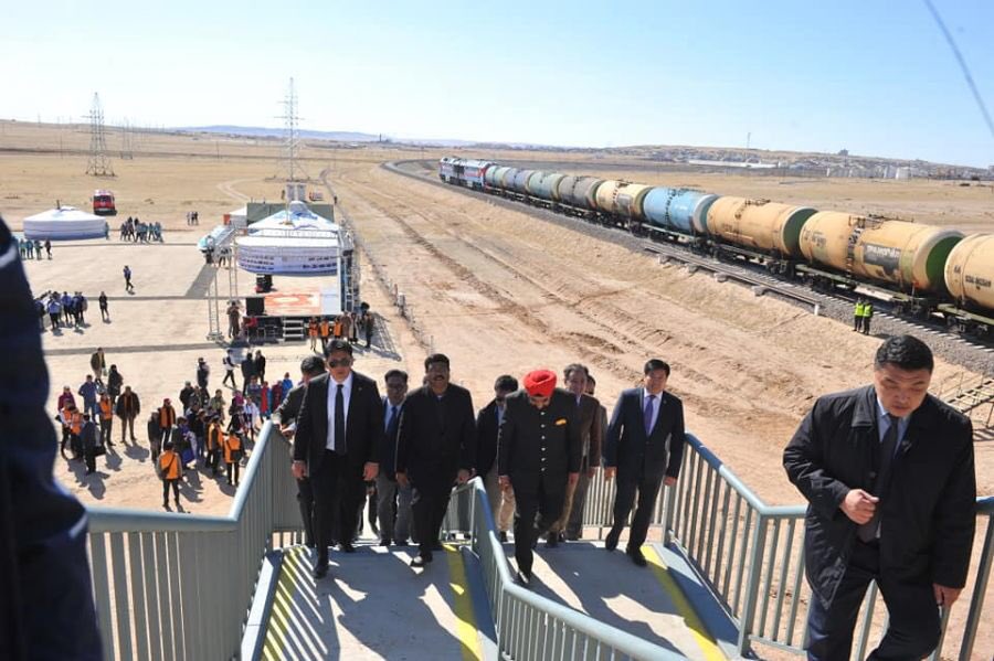 О.Батнайрамдал:
2024 онд газрын тосны үйлдвэр ашиглалтанд орсноор нийт хэрэглээний 57%г дотоодоосоо хангах боломжтой болж бна. 

Одоогоор 98% нь ОХУ -с импортолж бна.
#discovermongolia2020