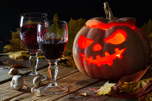 Vivanco_es's tweet photo. ¿Qué planes tienes este #Halloween 🎃? ¿Y si modificamos la célebre frase con la que los niños recorren las calles de los barrios pidiendo golosinas y salimos, copa en mano, en búsqueda de vinos dulces 👻🍷? #Hallowine #DulceDeInvierno @vinetur https://t.co/QJk8mhw0cB https://t.co/kLo2eE5EKg