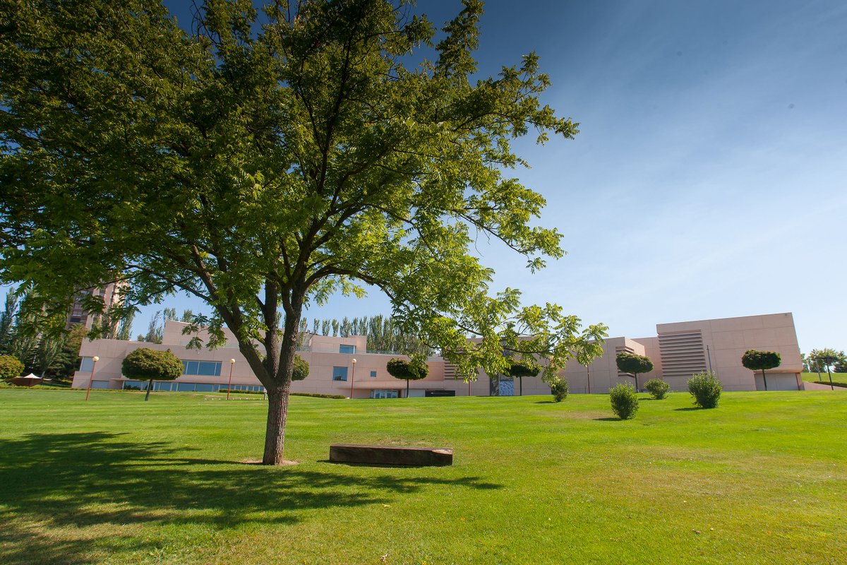 #AsómateAlMUN
Si este fin de semana disfrutas de las agradables temperaturas otoñales con un paseo por el campus @unav, anímate también visitar las nuevas exposiciones del Museo. Sábado, de 12 a 15 y de 17 a 20 h. Domingo, de 11 a 14 h➡️https://t.co/GcbbKoAfAu #CulturaSegura 🔝 https://t.co/3IjKjeYbkJ