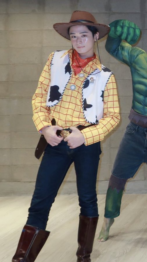 : ชอบคนนั้น คนที่ชื่ออะไรยอนๆ
: ยอนไหน
: ยอนที่ใส่ชุดวู้ดดี้
: ยอนไหน
: ก็ยอนที่แต่งตัวเป็นวู้ดดี้!!!!!