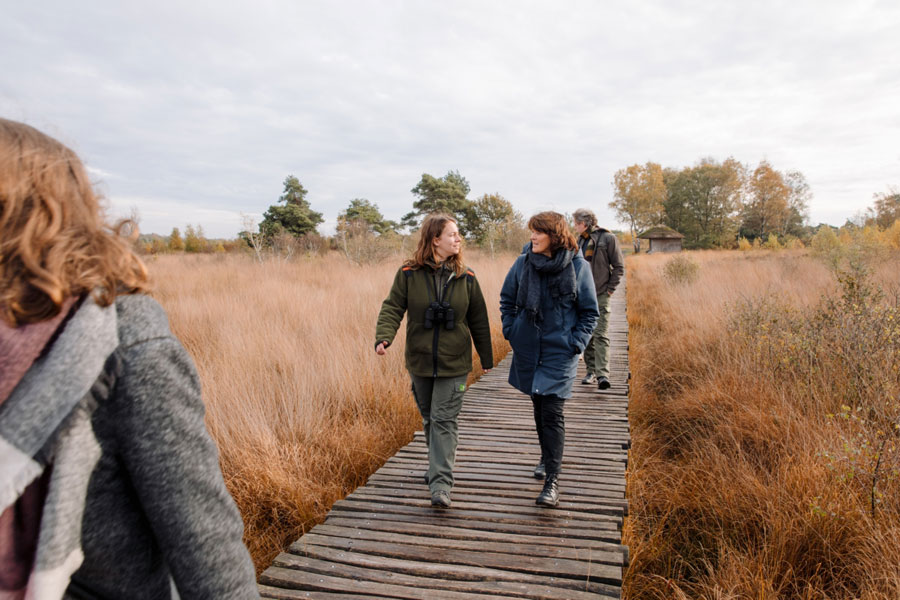 staatsbosbeheer's tweet photo. Op mooie (herfst)dagen is het druk in onze gebieden. Door te zoneren proberen we de druk te verspreiden in de natuur. Maar hoe werkt zonering precies? Lees het artikel: https://t.co/yTclAbkOZj https://t.co/392RoaMusR