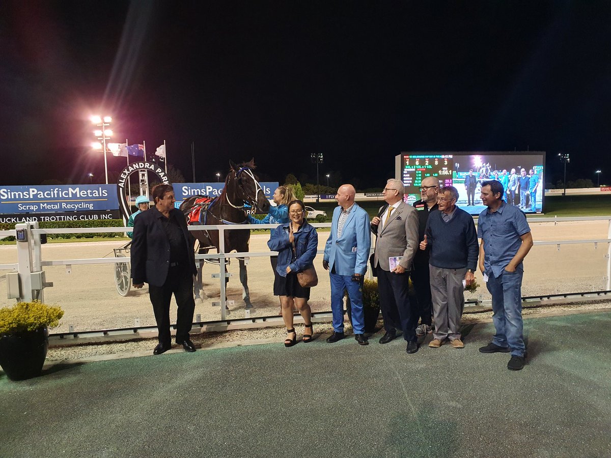 AlexandraPark's tweet photo. To conclude a wonderful night of racing, Raven Banner takes out the 10th and final race! Driven by Zachary Butcher. Congratulations to all the connections. https://t.co/2fnuQO1iZQ