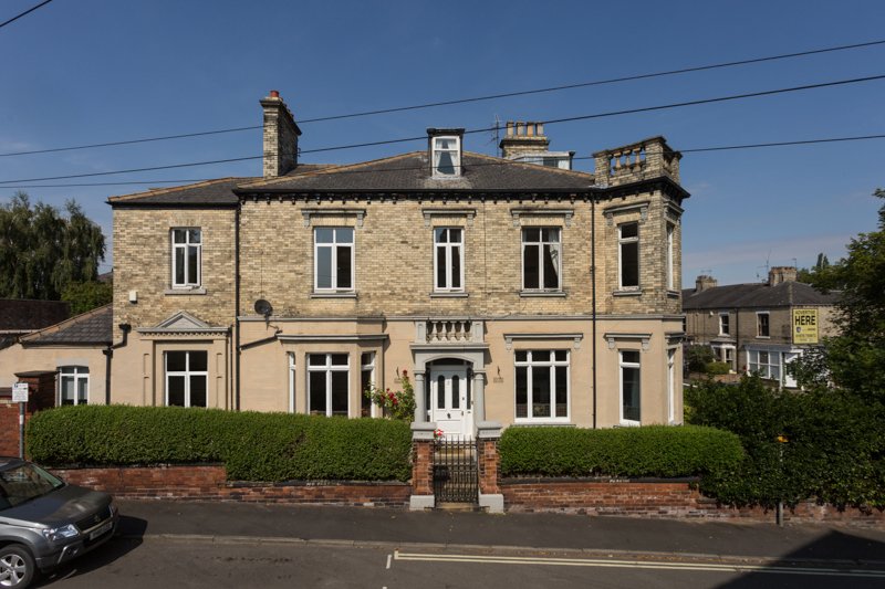 This distinguished Victorian town house is rich with period features, full of natural light, has Minster views & walking distance from the railway station - just listed £795,000. https://t.co/IPOTxKDmpy #ParkGrove #forsale #York #citycentre #Victorian #townhouse @propertywords https://t.co/pzTqokVkQy