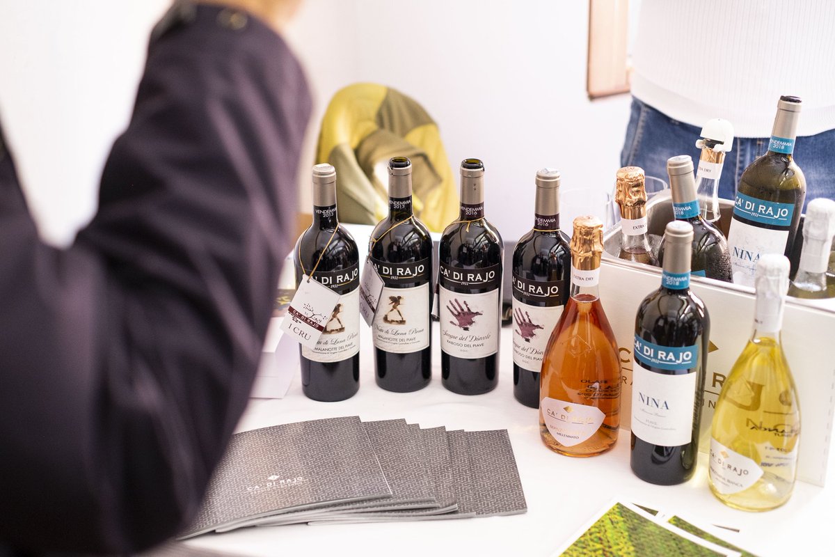 ViniVenezia's tweet photo. Tra le aziende presenti a #FeelVenice2020 c'era anche @cadirajowines #cantina storica della zona del #Piave. Fiore all'occhiello è il #RabosoPiave, #vitigno con cui produce il #PiaveMalanotteDOCG e il Raboso #PiaveDOC.
#consorziovinivenezia
https://t.co/VMb0c87YPO https://t.co/3xXInPgXby