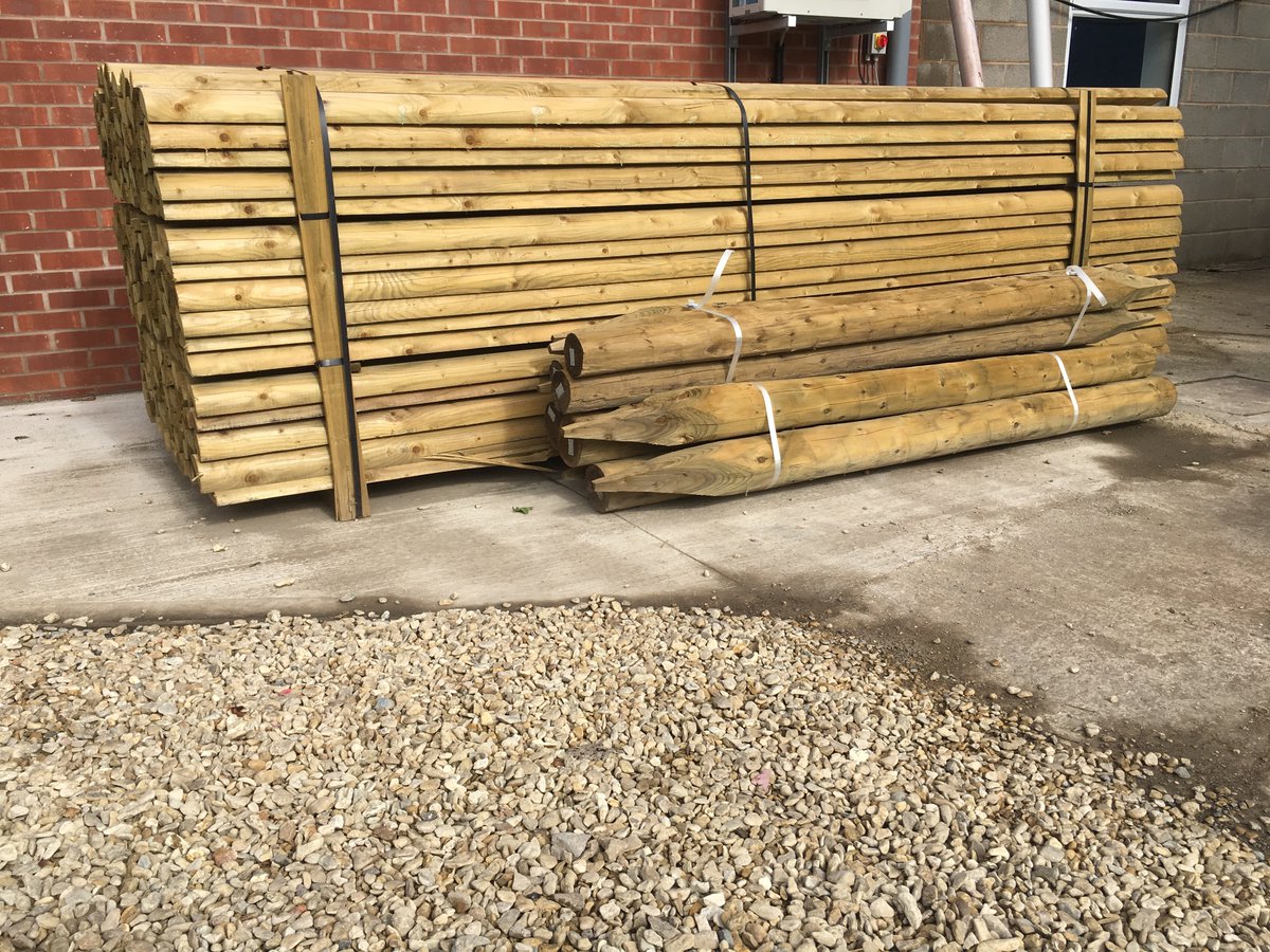 PDEngineering's tweet photo. Fencing this Autumn ? 
We've got you covered !
We stock a good range of fencing posts, wire, rails, gates and electric fencing to help to keep your valuable stock secure. Just call and collect, or give us a call on 01684-772912. https://t.co/RzKwwG79a0