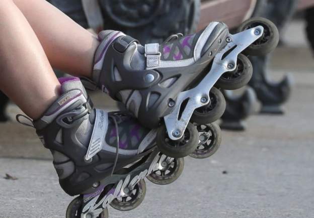Roller-skating venue questions fairness of new restrictions  https://bbc.in/3oEamGk 