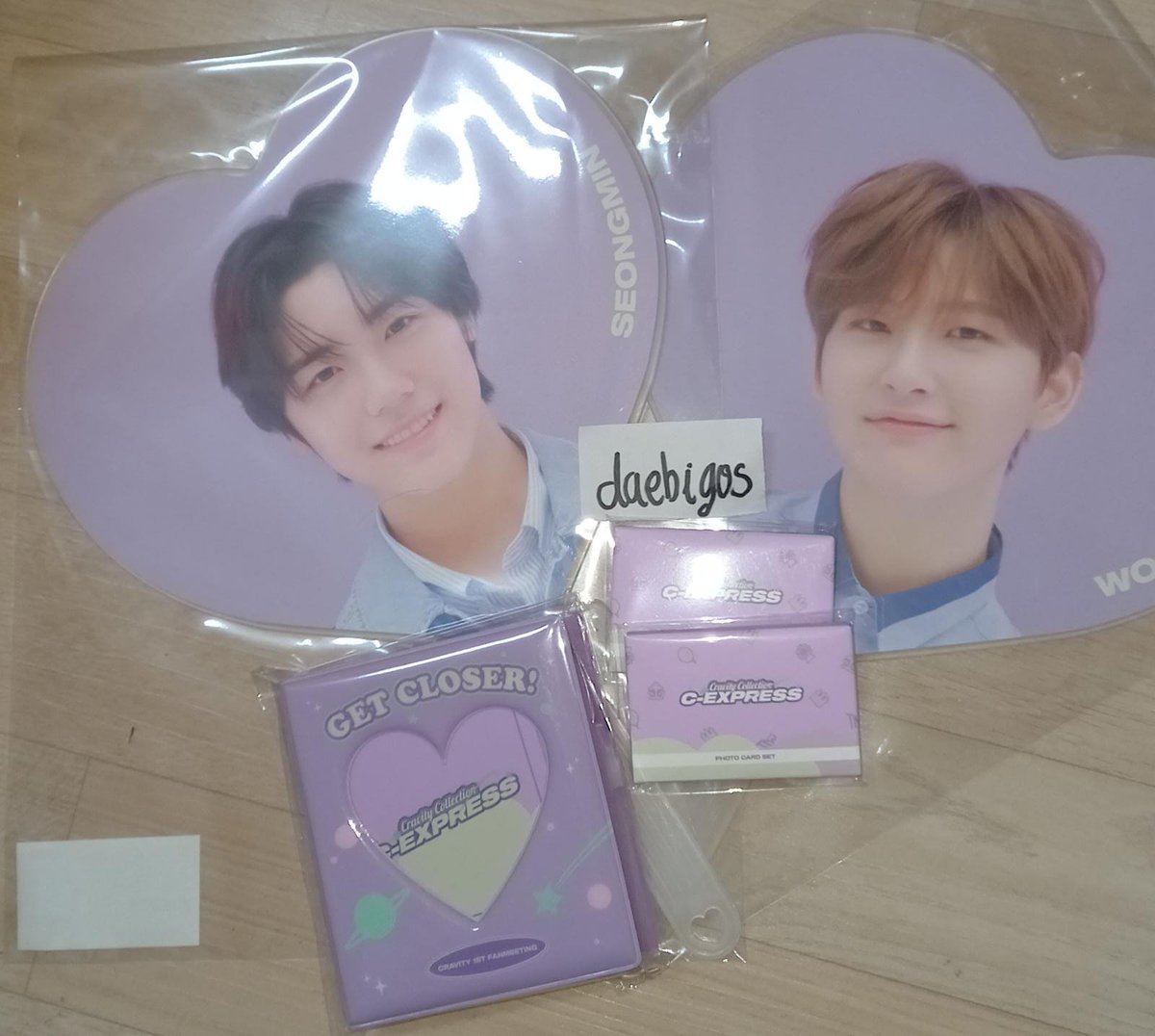 daebiGOs's tweet photo. ❀ ︴#𝑫𝑨𝑬𝑩𝑰𝑨𝑹𝑹𝑰𝑽𝑨𝑳𝑺.
⋆ Cravity - Official merchandise
#cravity #cexpress #merchandise #kpop https://t.co/1SiYz291hU
