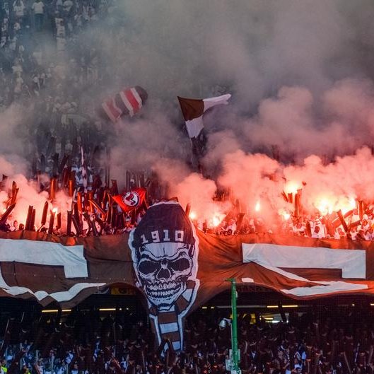 It's derby day in Hamburg, and only 1,000 fans will be allowed into the Volksparkstadion due to  #COVID19.Here's what a matchday between HSV and FC St. Pauli looks like under normal circumstances. #HSVFCSP  #HSV  #FCSP (Thread, 1/14)