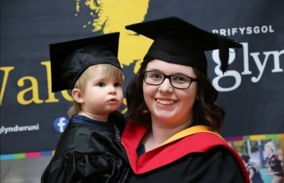 5 years ago today, I graduated with a first class degree and a 1-year-old in my arms. Something pregnant, 19 year old me didn't dare imagine just 18 months earlier.As always, eternally grateful to Elen Mai, Huw, Rebecca and Jenna from  @GlyndwrUni TTP lecturers  (thread)