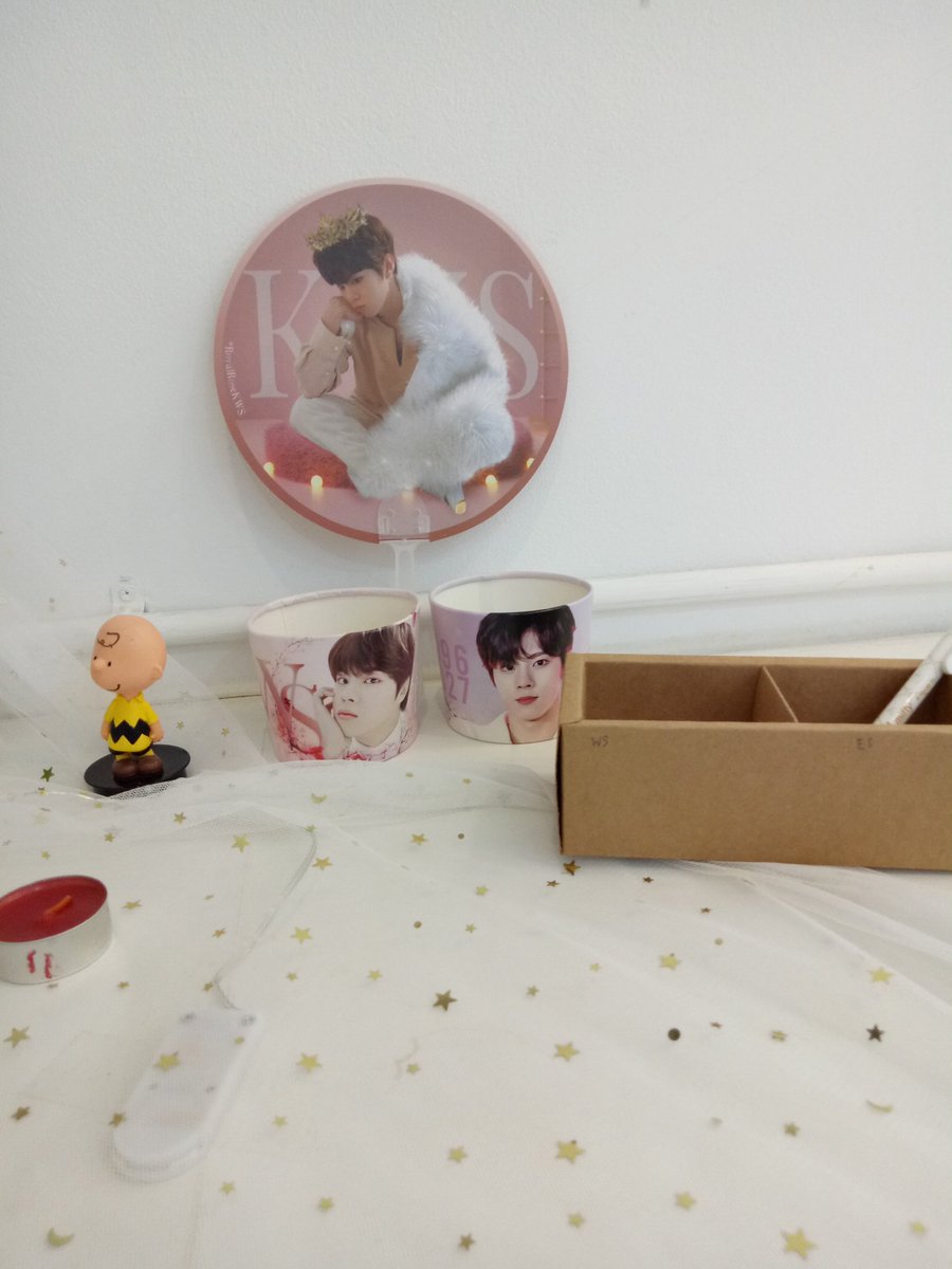 Thearcade9602's tweet photo. กล่อง Lucky Drawจะไว้ตรงมุมนี้นะคะ สามารถนำมาแลกคัพสลีพกับพัดจากงาน @WOOderfulDay ได้ที่สตาฟนะคะ 
#𝚃𝚑𝚎𝙰𝚛𝚌𝚊𝚍𝚎𝟿𝟼𝟶𝟸 https://t.co/6LWc9d5qyn